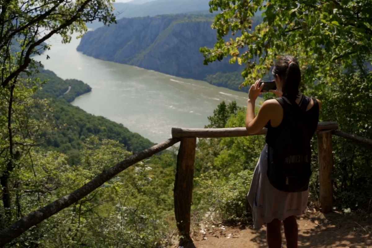 devojka fotografiše djerdapski kanjon
